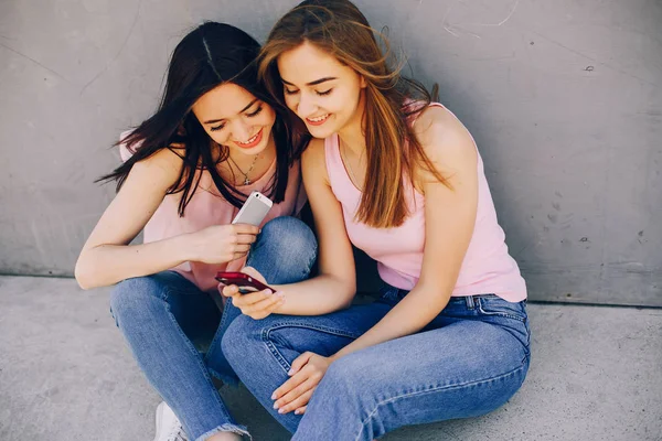 Dos hermosas chicas en un parque — Foto de Stock