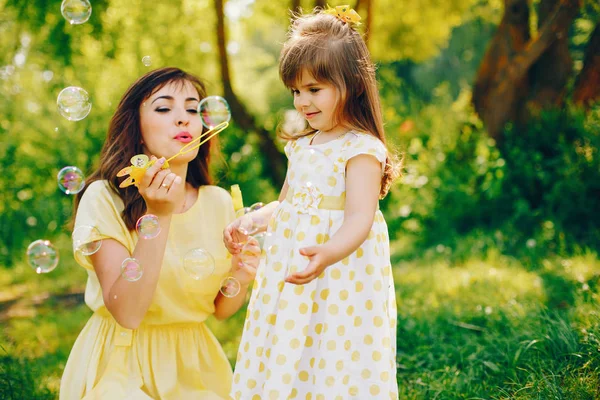 Mère avec sa fille dans un parc solaire — Photo