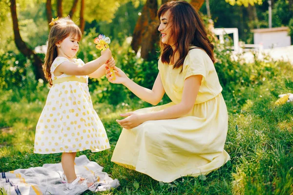 Madre con figlia in un parco solare — Foto Stock