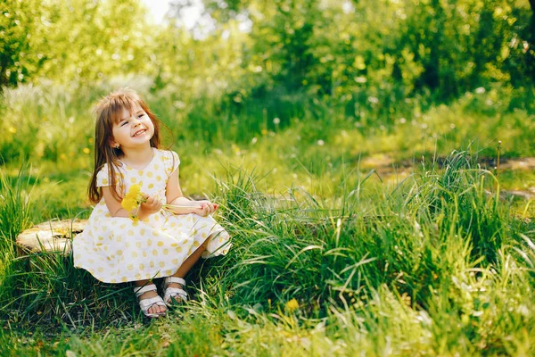 Söt liten tjej — Stockfoto