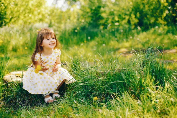 Söt liten tjej — Stockfoto