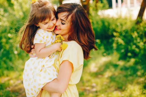 Madre con figlia in un parco solare — Foto Stock