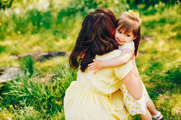 Mutter mit Tochter im Solarpark — Stockfoto