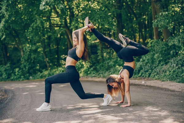 Sport girls in a park — Stock Photo, Image