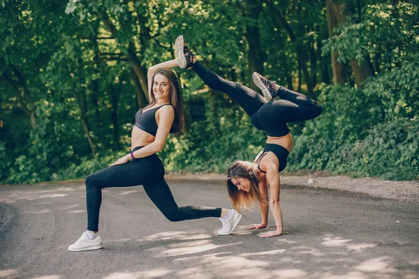 Sport girls in a park — Stock Photo, Image