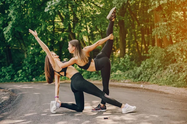 Sport girls in a park — Stock Photo, Image