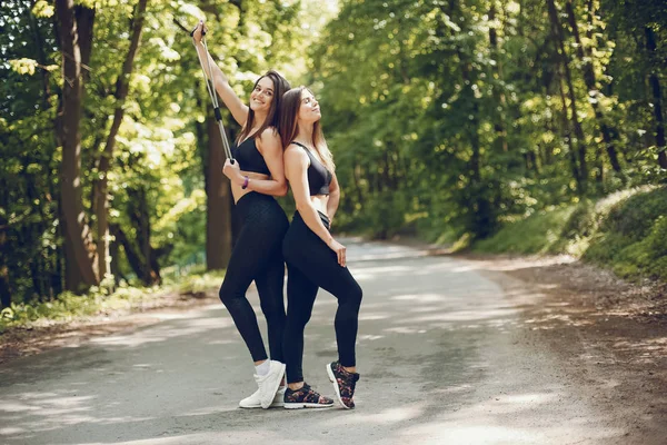 Esportes meninas em um parque — Fotografia de Stock