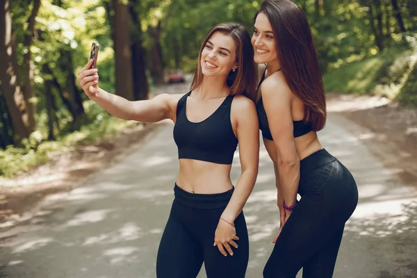 Chicas del deporte en un parque —  Fotos de Stock