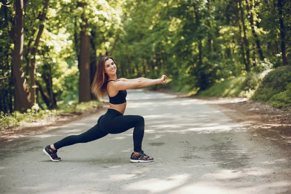 Chica deportiva en un parque — Foto de Stock