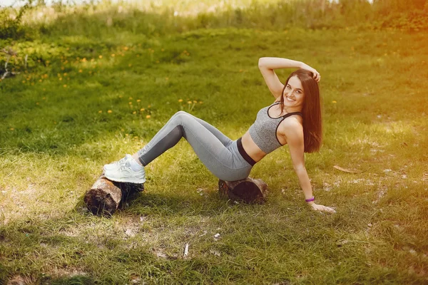 Chica deportiva en un parque — Foto de Stock