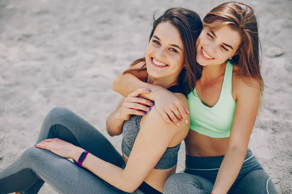 Dos chicas en una playa — Foto de Stock