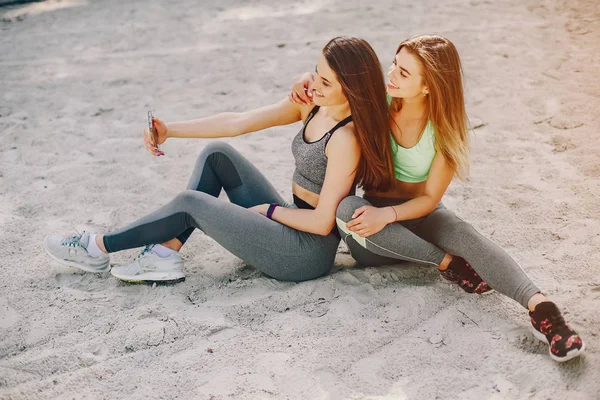 Duas meninas em uma praia — Fotografia de Stock