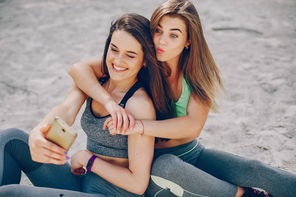 Duas meninas em uma praia — Fotografia de Stock