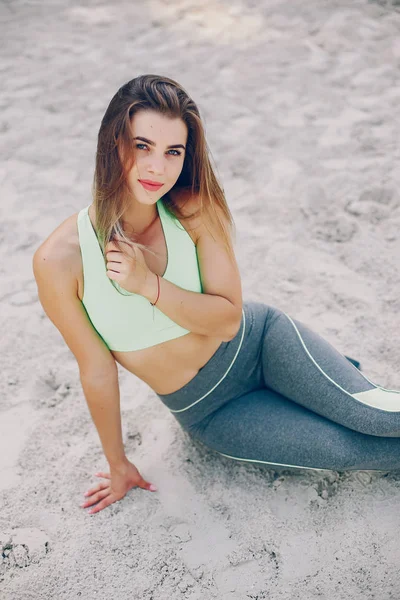 Chica deportiva en un parque — Foto de Stock