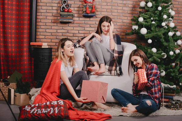 Meninas perto de árvore de natal — Fotografia de Stock