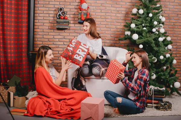 Meninas perto de árvore de natal — Fotografia de Stock