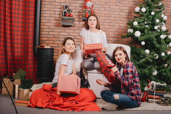 Girls near Christmas tree — Stock Photo, Image