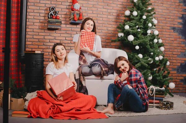Chicas cerca de Árbol de Navidad — Foto de Stock