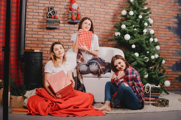 Meninas perto de árvore de natal — Fotografia de Stock