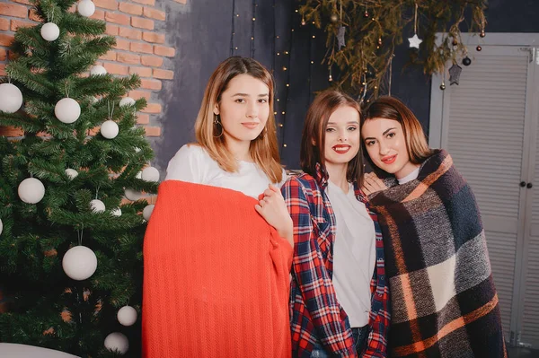 Chicas cerca de Árbol de Navidad —  Fotos de Stock
