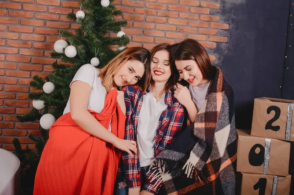 Noel ağacının yakınında kızlar — Stok fotoğraf