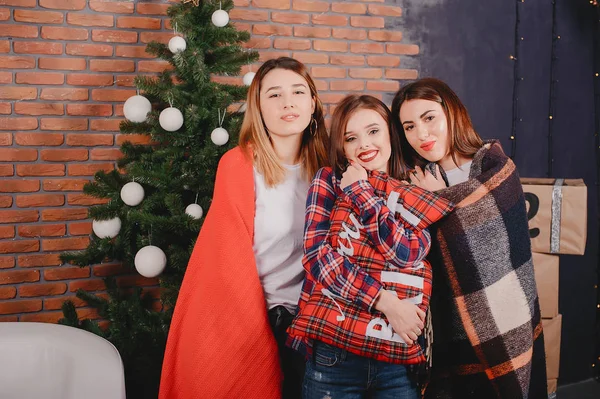 Filles près de arbre de Noël — Photo