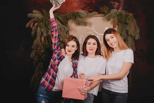 Chicas cerca de Árbol de Navidad — Foto de Stock