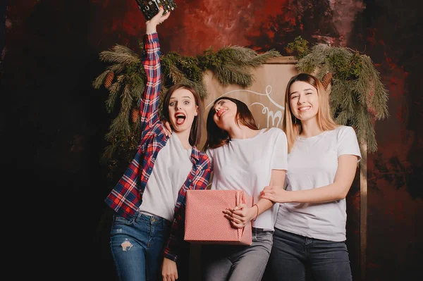 Lányok közelében karácsonyfa — Stock Fotó