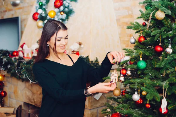 Niedliche Mädchen zu Hause — Stockfoto