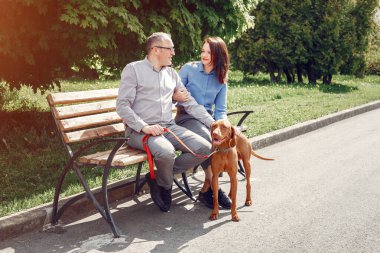 Bir yaz ormanında köpeklerle güzel bir çift