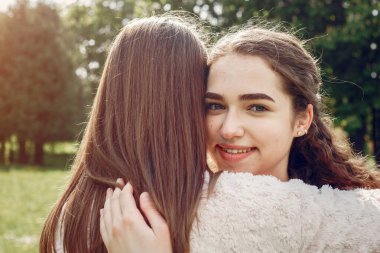 Bir bahar parkında zarif ve şık kardeşler.