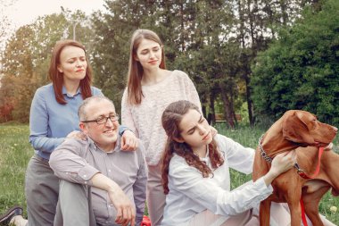 Zarif aile yaz parkında vakit geçirir.