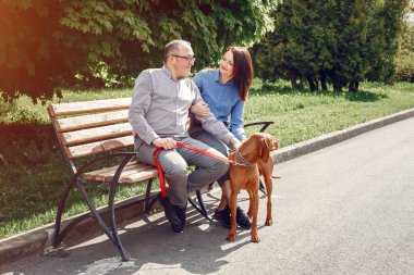 Bir yaz ormanında köpeklerle güzel bir çift