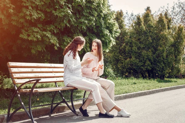Κομψές και κομψές αδερφές σε ένα ανοιξιάτικο πάρκο — Φωτογραφία Αρχείου