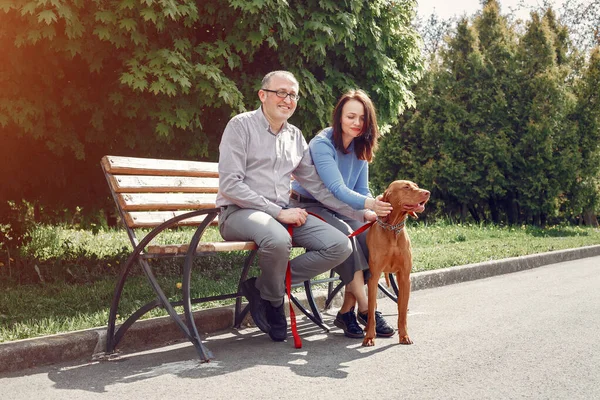 Hermosa pareja en un bosque de verano con perros — Foto de Stock