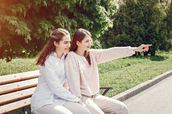 Elegante und stilvolle Schwestern in einem Frühlingspark — Stockfoto