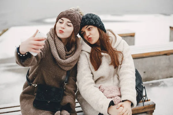 Ragazze e neve — Foto Stock