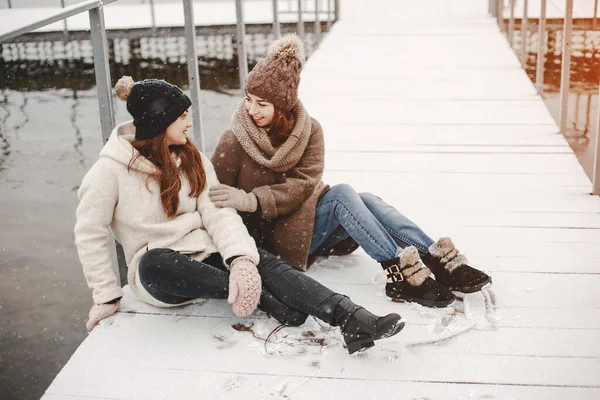 Ragazze e neve — Foto Stock