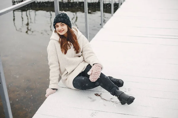 Дівчина і снігу — стокове фото
