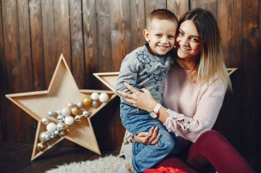 Anne ve tatlı oğlu fotoğraf stüdyosunda.