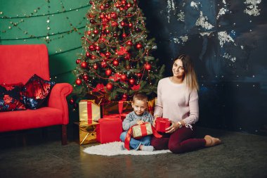 Anne ve tatlı oğlu fotoğraf stüdyosunda.