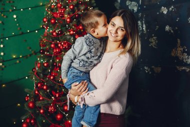 Anne ve tatlı oğlu fotoğraf stüdyosunda.