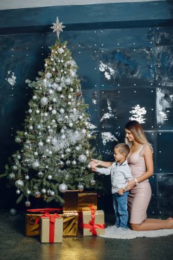 Anne ve tatlı oğlu fotoğraf stüdyosunda.