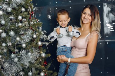 Anne ve tatlı oğlu fotoğraf stüdyosunda.