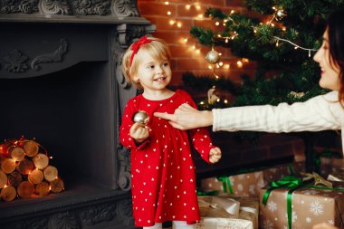 Evde güzel bir kızı olan bir anne.