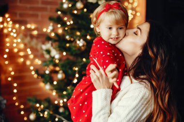 Evde güzel bir kızı olan bir anne.