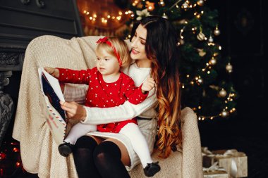 Evde güzel bir kızı olan bir anne.