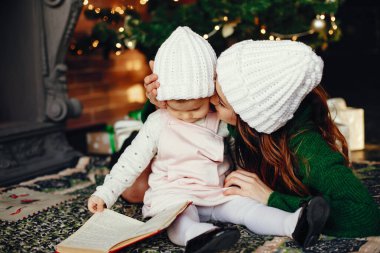 Evde güzel bir kızı olan bir anne.