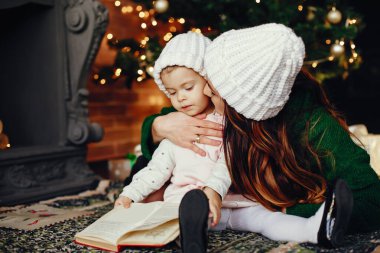 Evde güzel bir kızı olan bir anne.