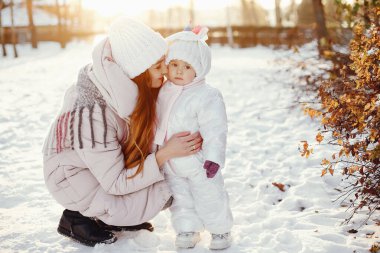 Anne ve kızı bir kış parkı